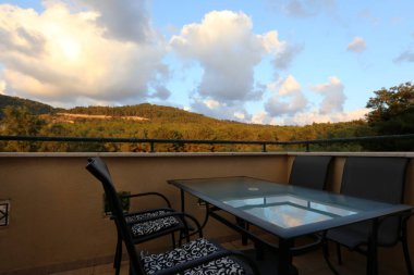 dağ manzaralı balkonda yemek masası  