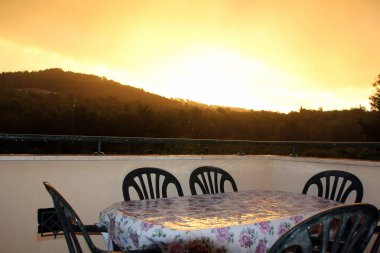 dağ manzaralı balkonda yemek masası  