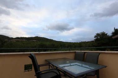 dağ manzaralı balkonda yemek masası  