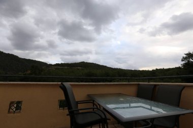 dağ manzaralı balkonda yemek masası  