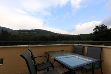 dağ manzaralı balkonda yemek masası  