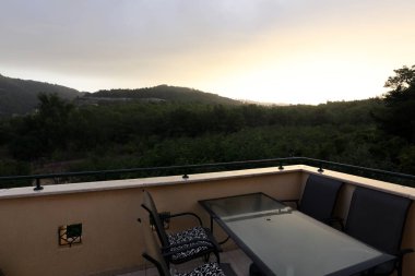 dağ manzaralı balkonda yemek masası  