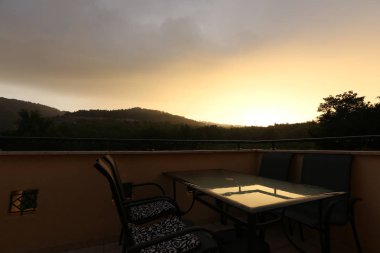 dağ manzaralı balkonda yemek masası  