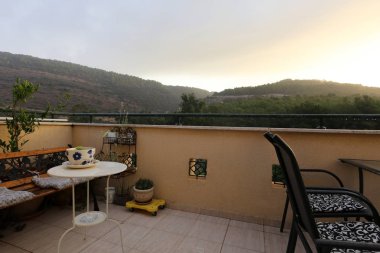 dağ manzaralı balkonda yemek masası  