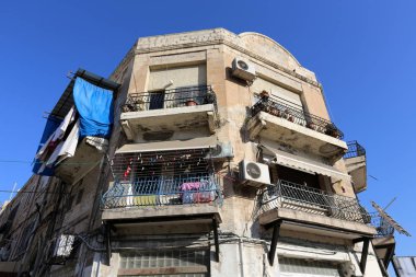 Hulul belgili tanımlık oda ve havalandırma ışık için hizmet vermektedir binanın pencere mimari detay. 