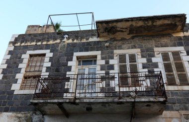 Hulul belgili tanımlık oda ve havalandırma ışık için hizmet vermektedir binanın pencere mimari detay. 