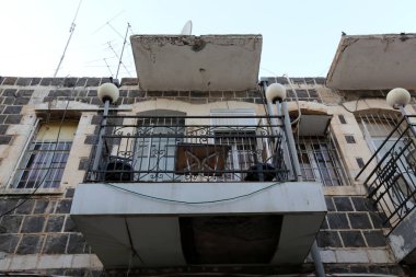 Hulul belgili tanımlık oda ve havalandırma ışık için hizmet vermektedir binanın pencere mimari detay. 