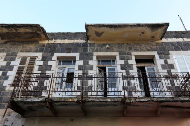 Hulul belgili tanımlık oda ve havalandırma ışık için hizmet vermektedir binanın pencere mimari detay. 