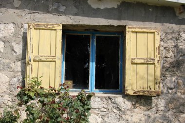 Hulul belgili tanımlık oda ve havalandırma ışık için hizmet vermektedir binanın pencere mimari detay. 