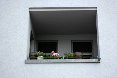 Hulul belgili tanımlık oda ve havalandırma ışık için hizmet vermektedir binanın pencere mimari detay. 