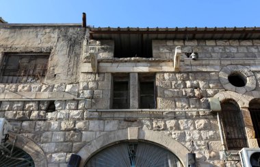 Hulul belgili tanımlık oda ve havalandırma ışık için hizmet vermektedir binanın pencere mimari detay. 