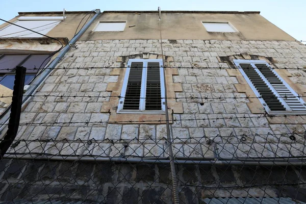 Hulul belgili tanımlık oda ve havalandırma ışık için hizmet vermektedir binanın pencere mimari detay. 