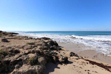 İsrail 'in kuzeyindeki Akdeniz kıyısında.