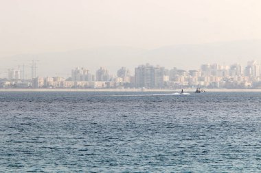 İsrail 'in kuzeyindeki Akdeniz kıyısında.