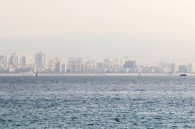 İsrail 'in kuzeyindeki Akdeniz kıyısında.