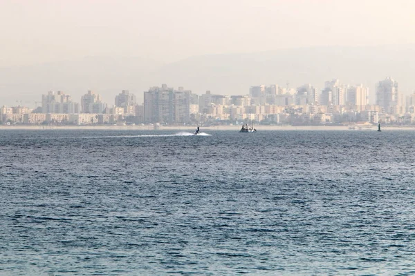 İsrail 'in kuzeyindeki Akdeniz kıyısında.