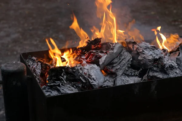 Feuer Ist Die Hauptphase Des Verbrennungsprozesses Und Besitzt Die Eigenschaft — Stockfoto