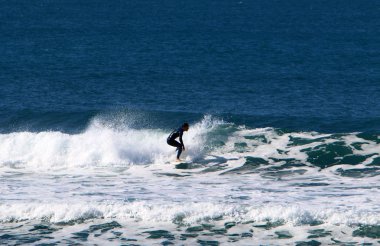 Sörf - sporcular özel ışık kurullarında bir dalga sürme. 