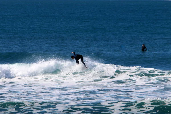 Sörf Sporcular Özel Işık Kurullarında Bir Dalga Sürme — Stok fotoğraf