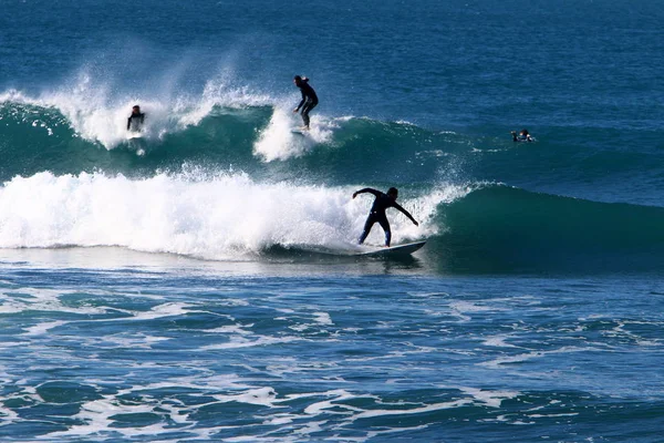 Surf Montando Atletas Uma Onda Tábuas Leves Especiais — Fotografia de Stock