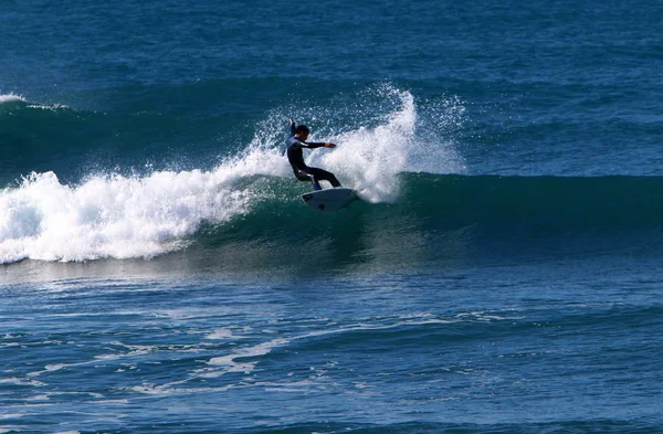 Surf Montar Atletas Una Ola Tablas Ligeras Especiales — Foto de Stock