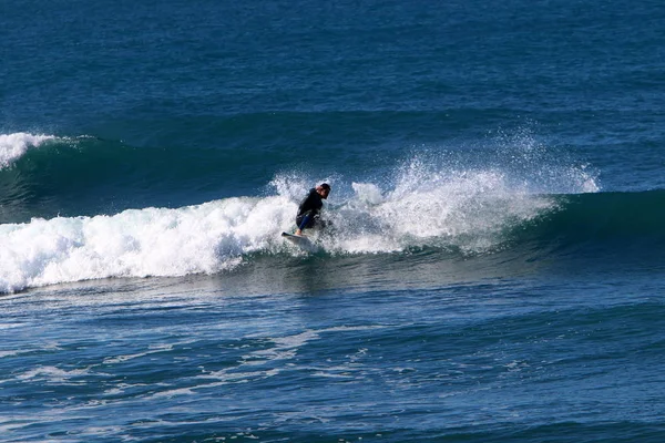 Surf Monter Des Athlètes Sur Une Vague Sur Des Panneaux — Photo