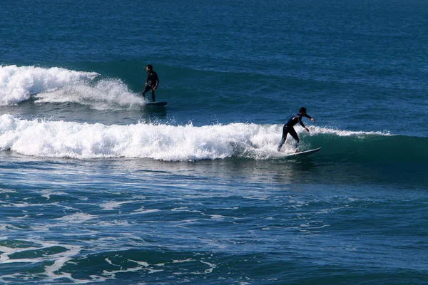 Серфінг Їзда Спортсменів Хвилі Спеціальних Світлових Дошках — стокове фото