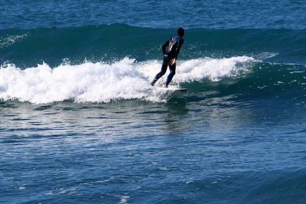 Surf Montando Atletas Uma Onda Tábuas Leves Especiais — Fotografia de Stock