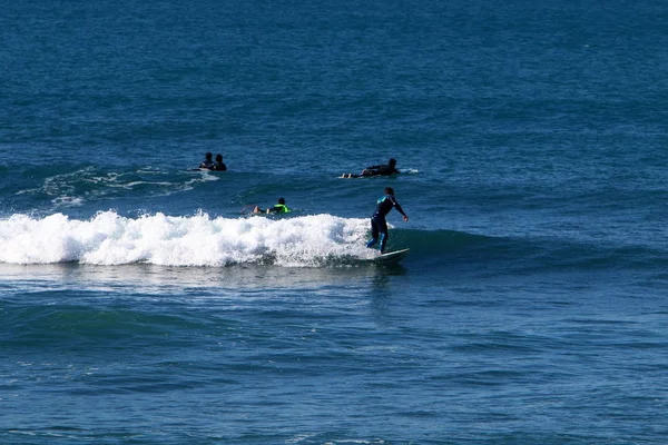 Surf Montar Atletas Una Ola Tablas Ligeras Especiales — Foto de Stock