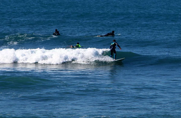 Surfen Sportler Auf Einer Welle Auf Speziellen Light Boards Reiten — Stockfoto