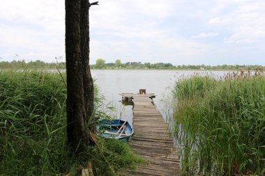 Nakliye için-yükleri ve yolcular göl kenarında küçük bir gemi tekne mi
