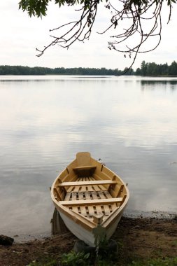 Nakliye için-yükleri ve yolcular göl kenarında küçük bir gemi tekne mi