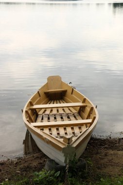 Nakliye için-yükleri ve yolcular göl kenarında küçük bir gemi tekne mi