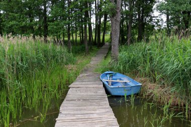 Nakliye için-yükleri ve yolcular göl kenarında küçük bir gemi tekne mi