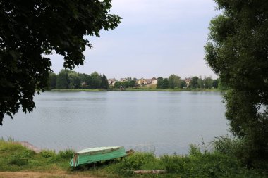 Nakliye için-yükleri ve yolcular göl kenarında küçük bir gemi tekne mi