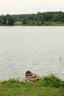 Nakliye için-yükleri ve yolcular göl kenarında küçük bir gemi tekne mi