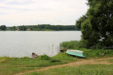 Nakliye için-yükleri ve yolcular göl kenarında küçük bir gemi tekne mi