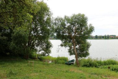 Nakliye için-yükleri ve yolcular göl kenarında küçük bir gemi tekne mi