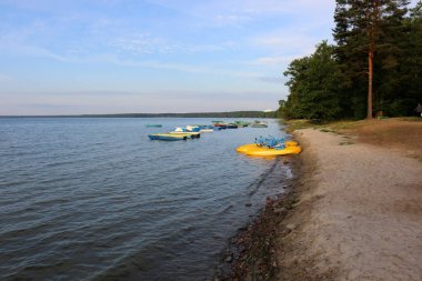 Nakliye için-yükleri ve yolcular göl kenarında küçük bir gemi tekne mi