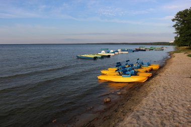 Nakliye için-yükleri ve yolcular göl kenarında küçük bir gemi tekne mi