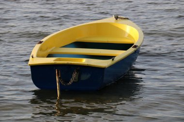 Nakliye için-yükleri ve yolcular göl kenarında küçük bir gemi tekne mi