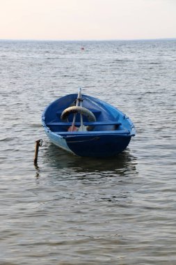 Nakliye için-yükleri ve yolcular göl kenarında küçük bir gemi tekne mi