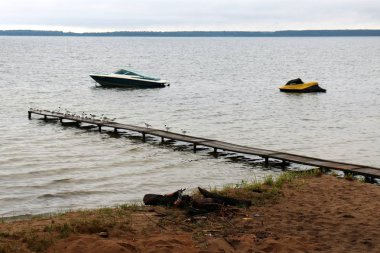 Nakliye için-yükleri ve yolcular göl kenarında küçük bir gemi tekne mi
