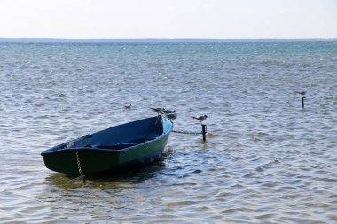 Nakliye için-yükleri ve yolcular göl kenarında küçük bir gemi tekne mi