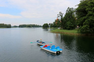 Nakliye için-yükleri ve yolcular göl kenarında küçük bir gemi tekne mi