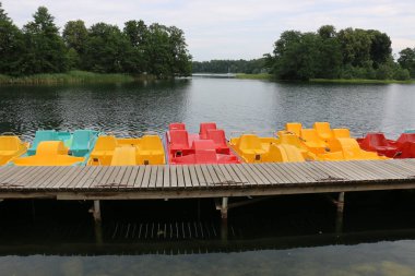 Nakliye için-yükleri ve yolcular göl kenarında küçük bir gemi tekne mi