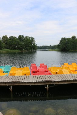 Nakliye için-yükleri ve yolcular göl kenarında küçük bir gemi tekne mi