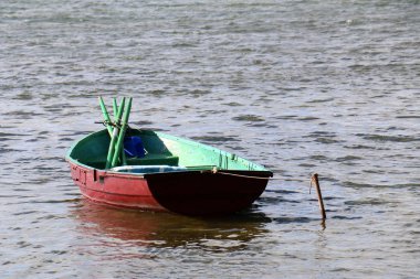 Nakliye için-yükleri ve yolcular göl kenarında küçük bir gemi tekne mi