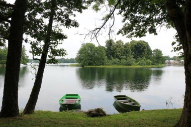 Nakliye için-yükleri ve yolcular göl kenarında küçük bir gemi tekne mi