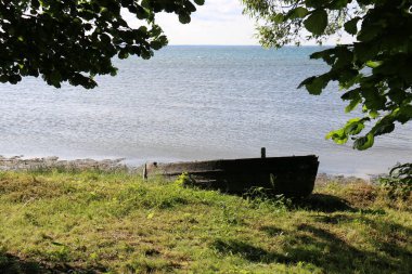 Nakliye için-yükleri ve yolcular göl kenarında küçük bir gemi tekne mi